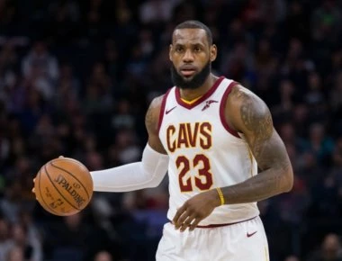 Ο ΛεΜπρόν κέρδισε 100.000 δολάρια για το σχολείο του πίνοντας...σφηνάκι (βίντεο)